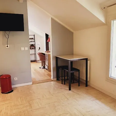 Le Rivetstud A 20 Min Paris 르 플레시-로뱅송